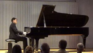 Link auf: Konstantinos Troulis spielt Klaviersonate Op. 110 in As-Dur von Ludwig van Beethoven im Kammermusik-Saal der Musikhochschule Lübeck (Mai 2018)