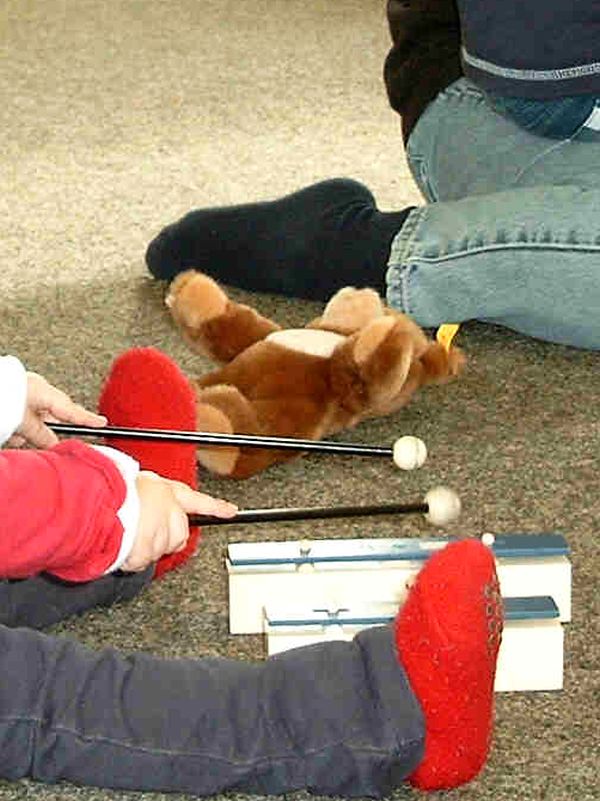Kind spielt Klangstäbe Kind spielt Klangstäbe