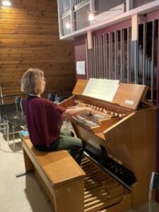 Orgel Auferstehungskirche mit Person